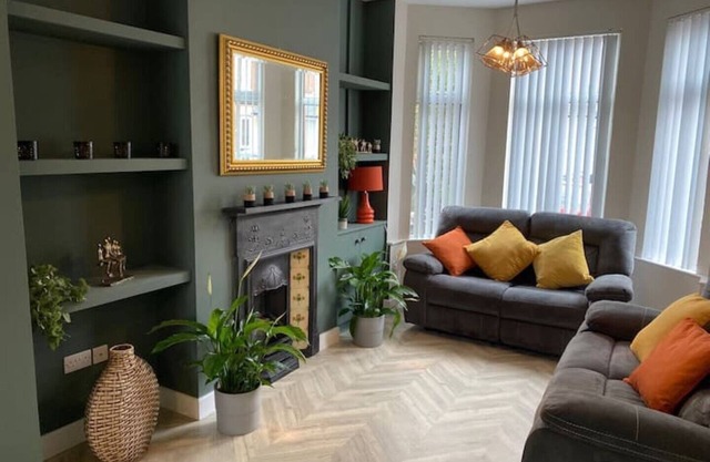 Victorian gem beside Ormeau Park & Ravenhill. Close to Belfast city centre