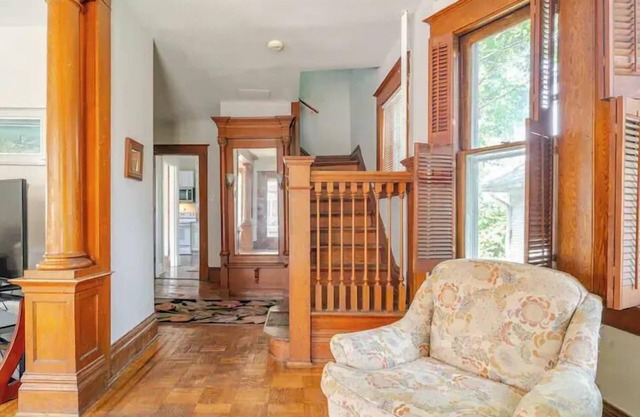 Victorian Home |Sleeps 10|Fenced|4BR|Full Kitchen|Steps2 YCP