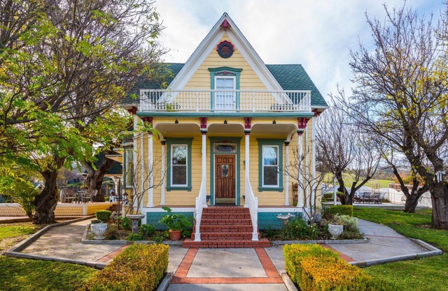 VICTORIAN VILLA - Hot Tub, Pool Table &, Amazing Outdoors