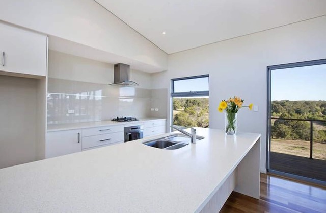 Views of Redwall Valley and close to beaches and wineries.