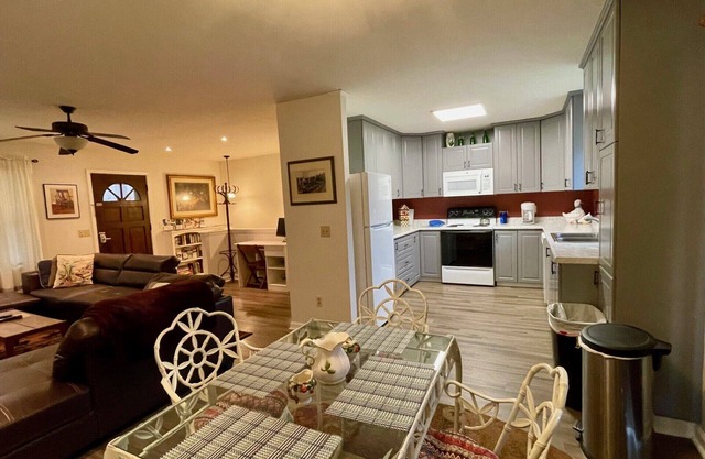 Views! Paved Road! KING & Queen beds! 1 FLOOR! 8 min to W Jeff, 30 min to Boone
