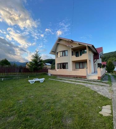 Vila dintre Munți