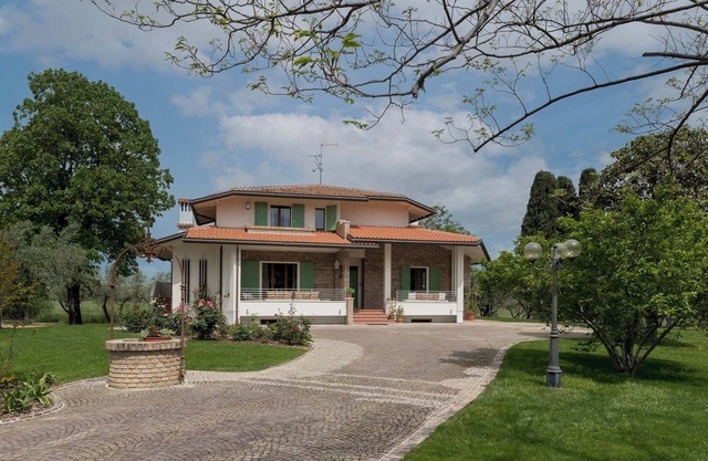 Villa in the green, perfect for visiting Marche and Romagna, sea and hills.