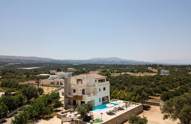 Villa 4 Seasons, Pool And Garden, Close To The Sea, up to 12 guests!