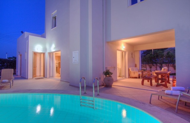 Villa Alkisti, private pool, near the beach, located in the center of village