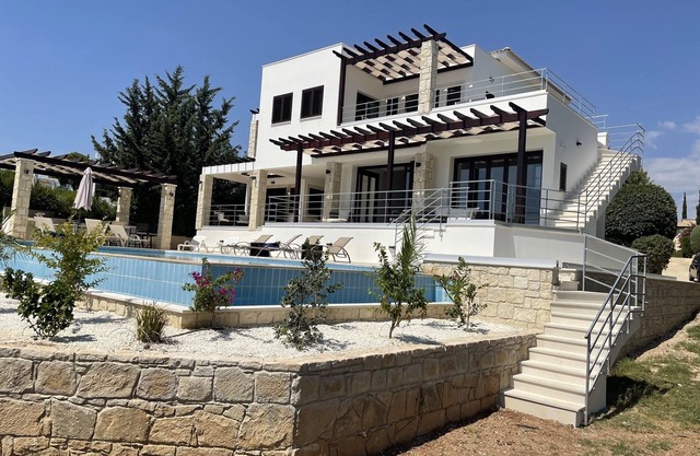 Villa Aphrodite Hills with Infinity Pool, Sea Views, Golf and Tennis