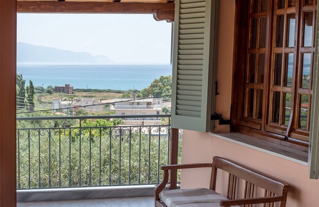 Villa Artjeta: Overlooking the sea and surrounded by numerous olive trees