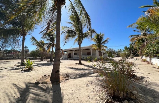 Villa au bord de mer et plage de sable