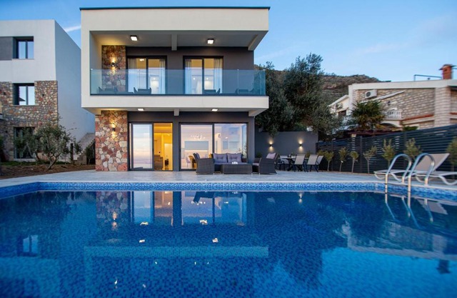 Villa Aurora Azure - Luxury Infinity Pool Resort