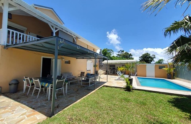 Villa bassin bleu