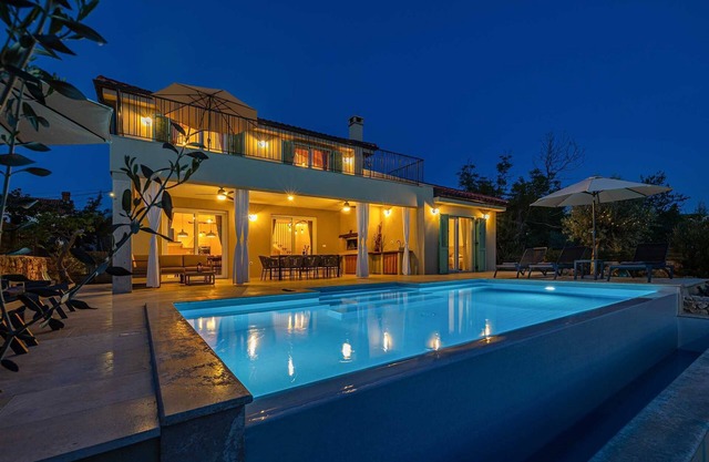 Villa BEACHFRONT with heated pool