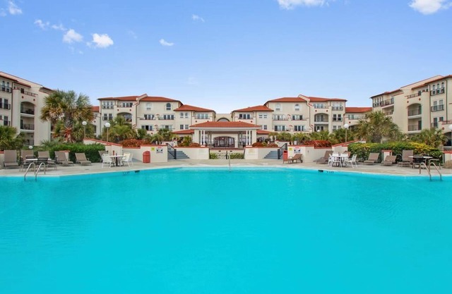 Villa Capriani 1BR Beachfront Escape-Pool, Hot Tubs & Resort-Style Amenities