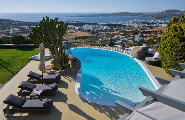Villa Carmen with 5 br and private pool close to Parikia