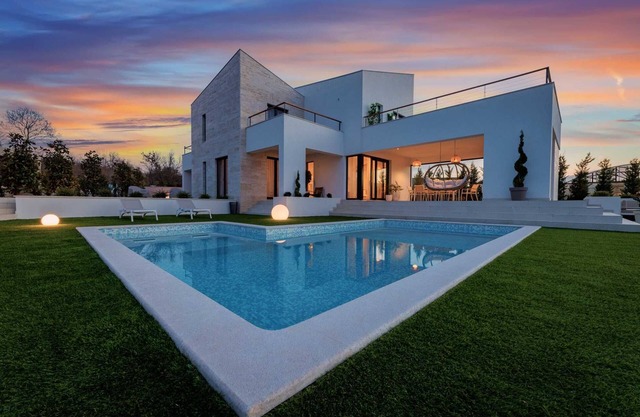 Villa CASA LEI with heated pool, jacuzzi and sauna