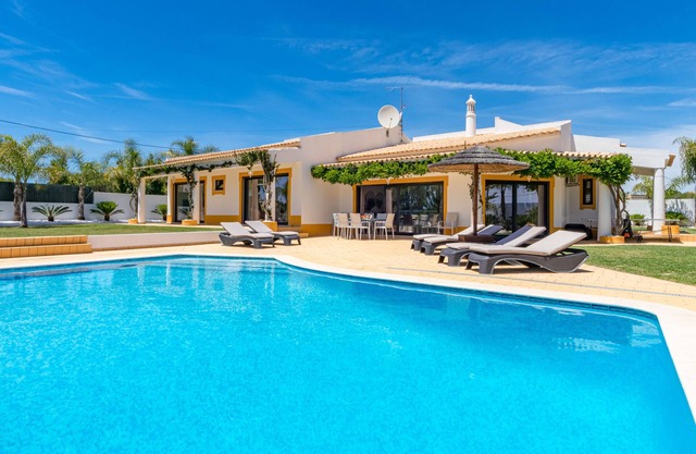 Villa Casinha is a fabulous villa with pool and jacuzzi that can be heated