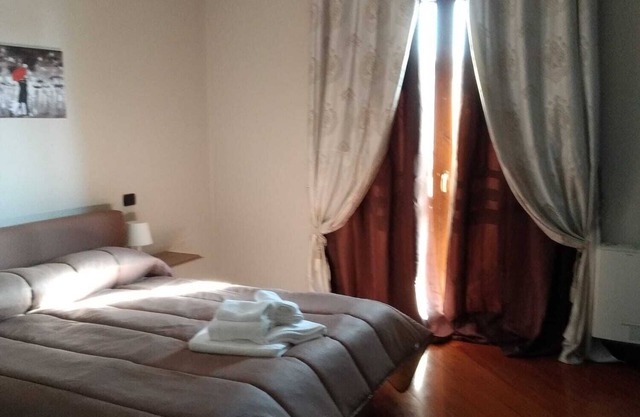 Villa con ampio parcheggio e verde intorno
