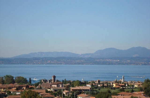 Villa d'epoca sul Lago di Garda con piscina interna e parco con laghetto