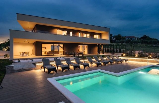 Villa de la Vie with Heated Swimming Pool