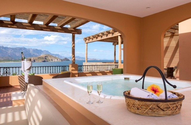 Villa del Palmar Resort at the Islands of Loreto - Danzante Bay 3-bedroom/4 bath