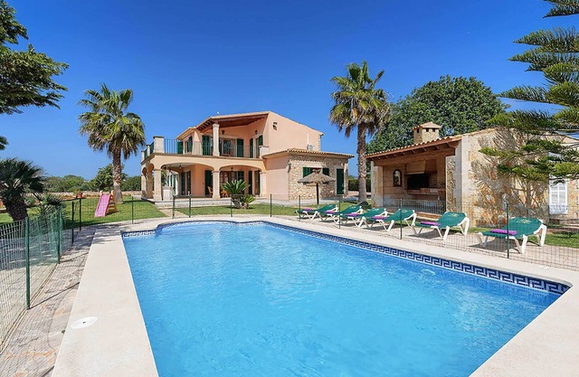 Villa Deu Quarterades - This spacious villa includes a private pool, WI-FI & A/C