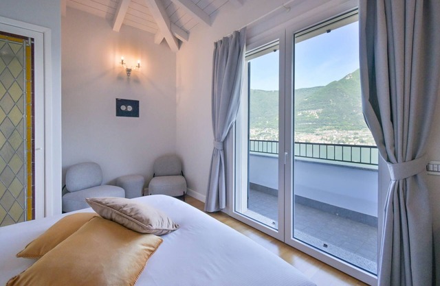 Villa di Lusso Fronte Lago con Vasca Idromassaggio e Garage