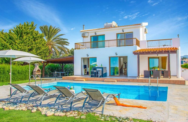 Villa Dimitris Blue Bay - Steps Away From The Sea With Stunning Views & Pool