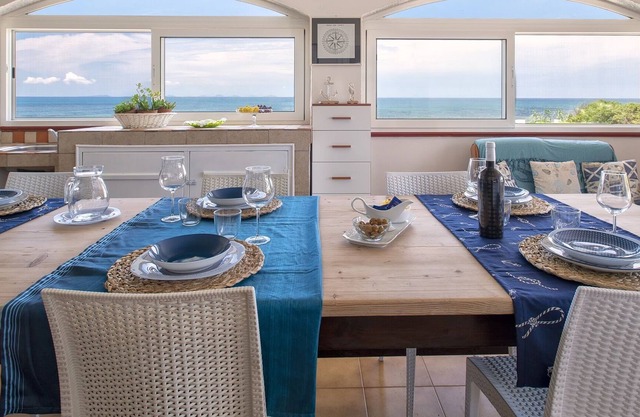 Villa directly on the sea with 4 bedrooms and 2 bathrooms for 10 people