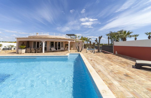 Villa Dolce Vita is a pretty single story villa with swimming pool