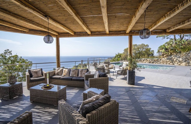Villa Donna Cà, for 10/11 people, with heated pool and a wonderful sea view