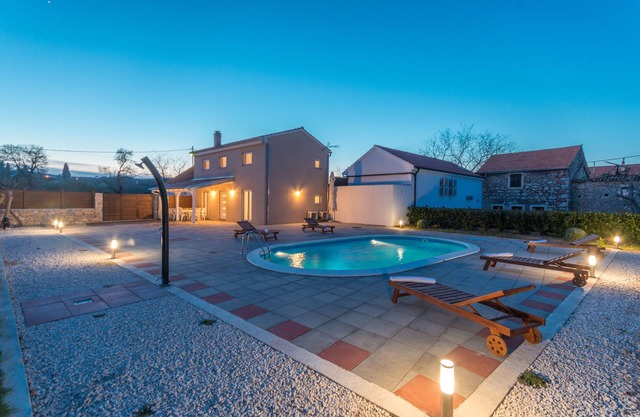 Villa Elm, 3 bedrooms, 2 bathrooms, private pool, large garden, wi-fi, privacy