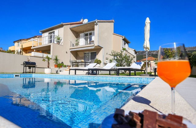 Villa Elysium - Beautiful House with heated swimming pool