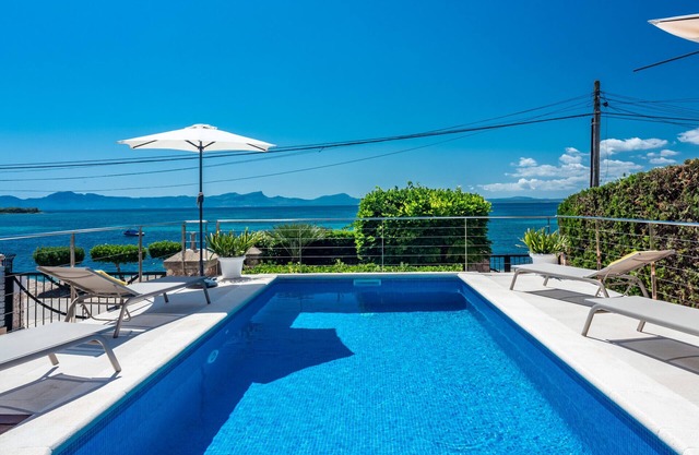 Villa FARO for 8 in front of the sea in Alcanada with swimming pool