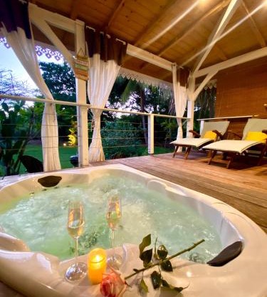 Villa Gaïa - Bungalow Ti-Zen et son jacuzzi niché dans un jardin tropical, séjour en amoureux