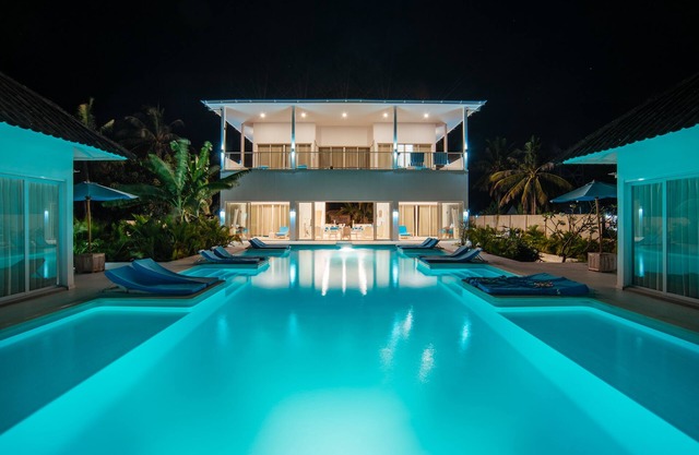 Villa-Gili-Bali-Beach - 14-16 people - beachfront - 500 m2-7 rooms + 5 bathrooms