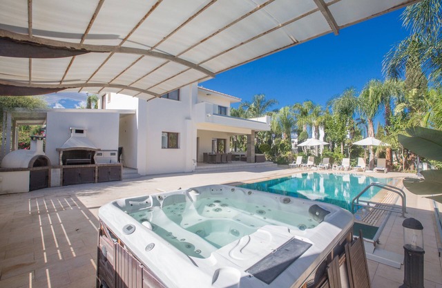 Villa Grace, Exquisite Protaras 4BDR Villa with Private Pool and Hot Tub