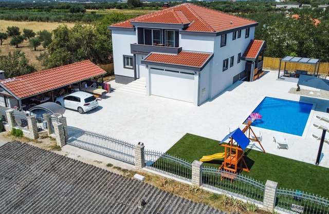 Villa Heaven, 12 PAX, private heated pool, pet friendly, children's playground