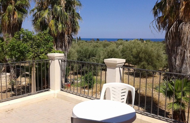 Villa immersed in olive grove of camphor to 1. 5 km from the beach