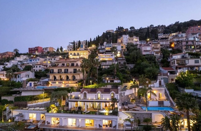 Villa in Taormina with 8 bedrooms sleeps 16
