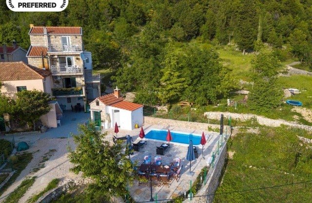 Villa in Tučepi with Pool near Seabeach