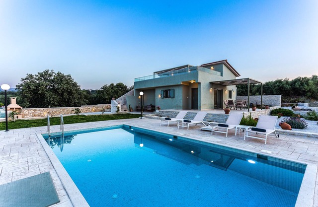Villa Iokasti, sea view with heated pool, 5 min walking from Atsipopoulo center