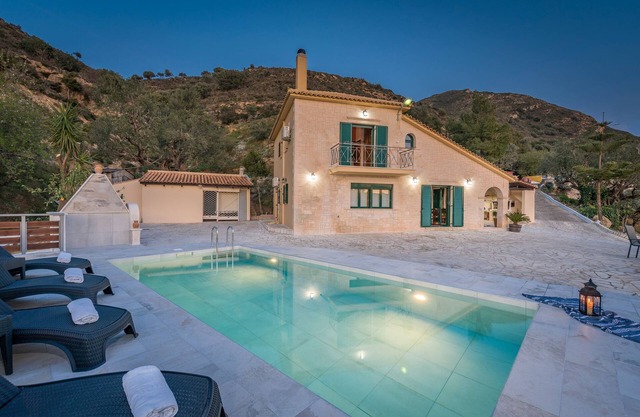 Villa Kanalos 4-bedroom villa with private pool