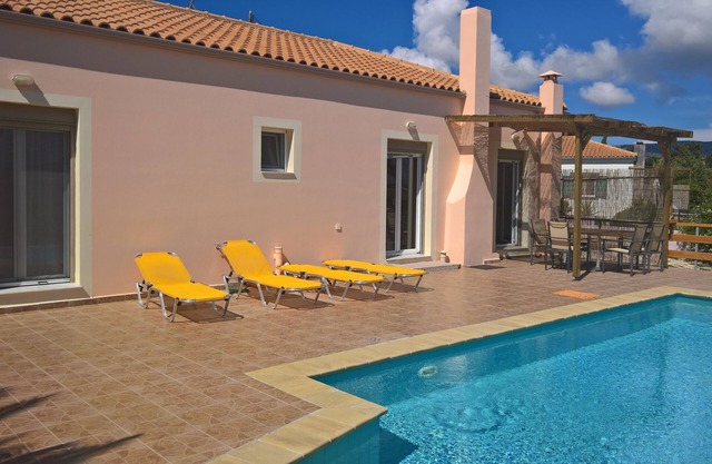 Villa Karavaki - 3 bedroom family villa close to Xi beach and Lixouri town