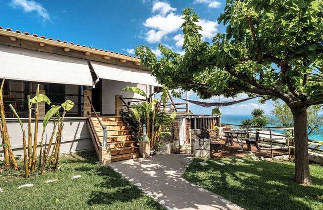 Villa 'Koutoupakia' with Sea View, Wi-Fi and Air Conditioning