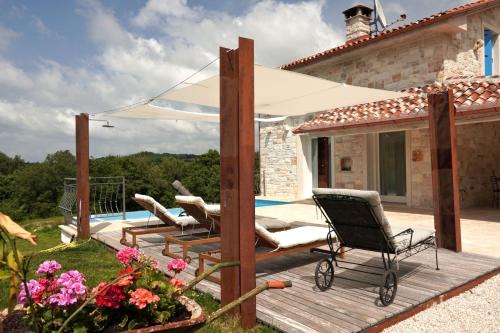 Villa Krug with 3 br and a pool immersed in nature near Buje