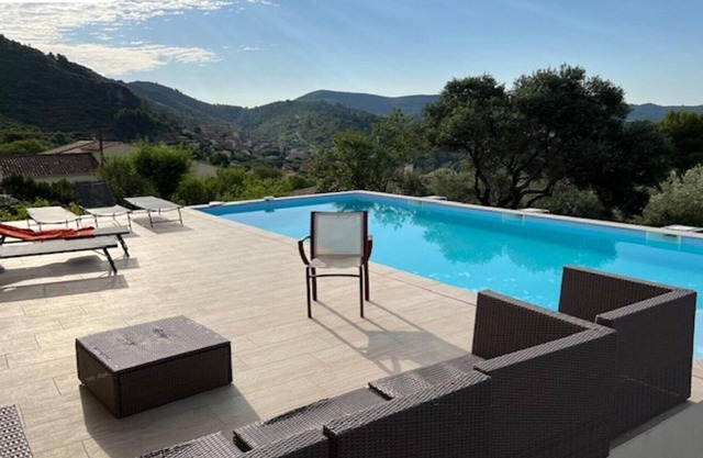 Villa l'Esquirol with view and pool