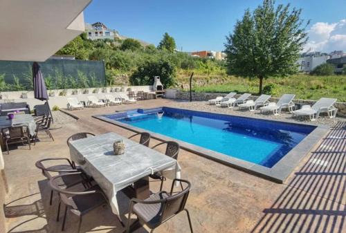 Villa La Famiglia with private heated pool