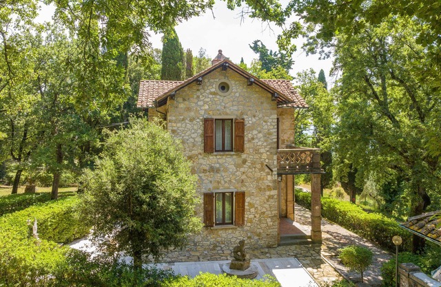 Villa 'Le Querciolaie - Il Casiere' with Mountain View and Shared Pool