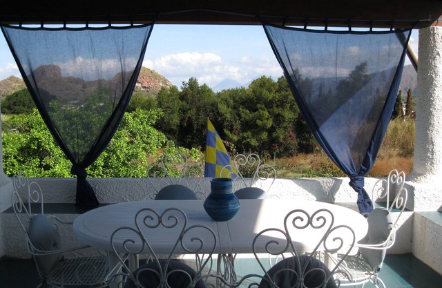 Villa Liliana: 2 + 2 sleeps, panoramic view, 200 mt. from the sea.