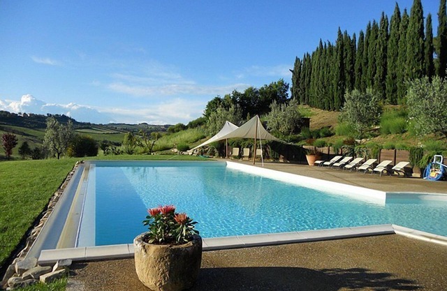 Villa Lionella Grande: A splendid three-story villa surrounded by meadows and by green hills, with Free WI-FI.
