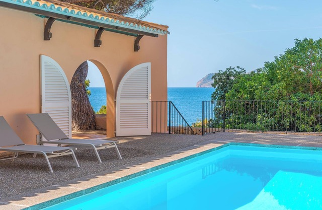 Villa Lumb with Private Access to the Sea, Sea & Mountain View, Pool, A/C, Wi-Fi, Garden & Terrace